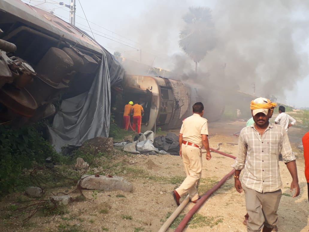 ବାହାନଗାରେ ଟ୍ରେନ ନିଲାମ ପରେ ଅଘଟଣ | ବଗି କାଟିବା ବେଳେ ଅଗ୍ନିକାଣ୍ଡ…                      ଅଳ୍ପକେ ବର୍ତ୍ତିଲେ ଅଗ୍ନିଶମ କର୍ମଚାରୀ
