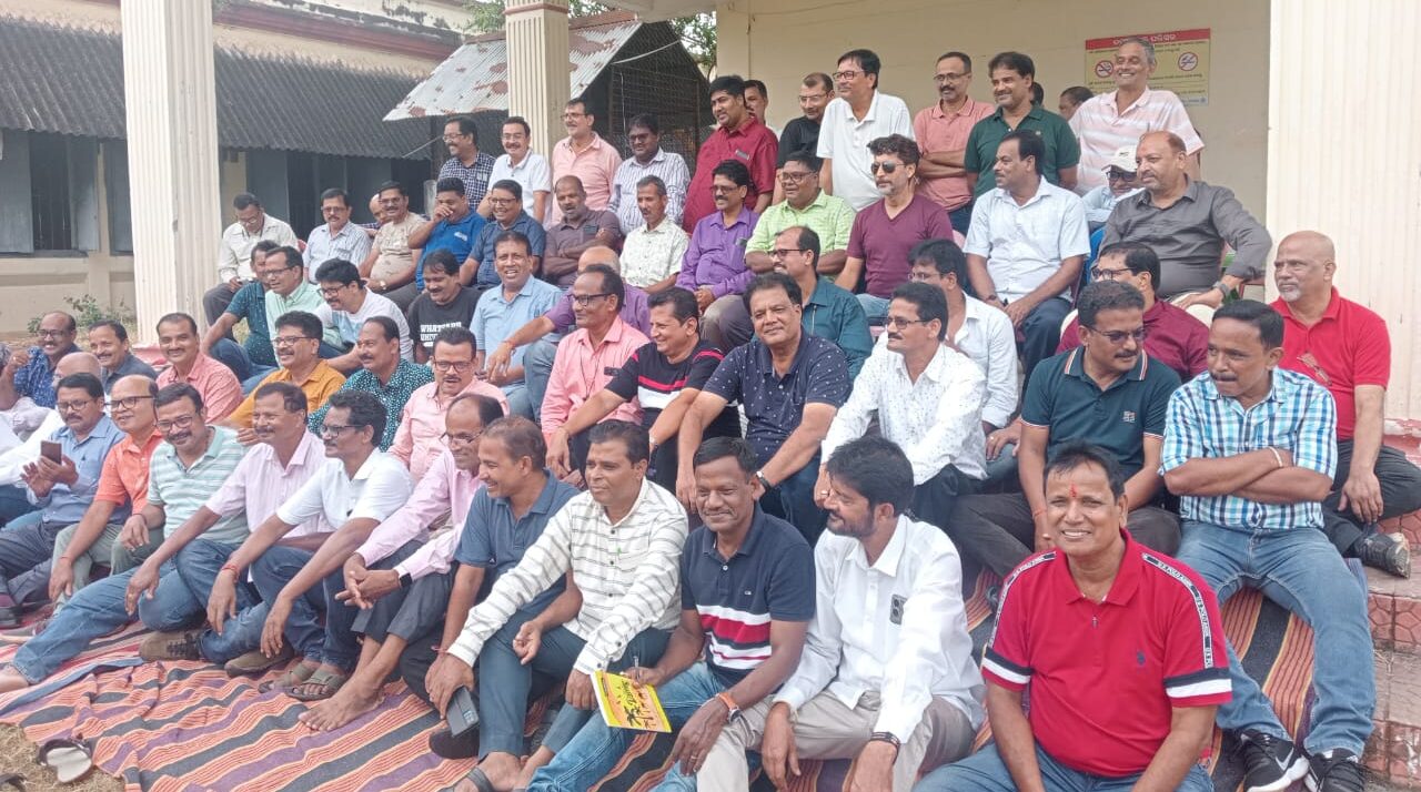 ଏଫଏମ କଲେଜ ପୁରାତନ ବିଦ୍ୟାର୍ଥୀଙ୍କ ବୈଠକ || ପୁରୁଣା ଦିନର ସ୍ମୃତି ସାଉଁଟିଲେ…